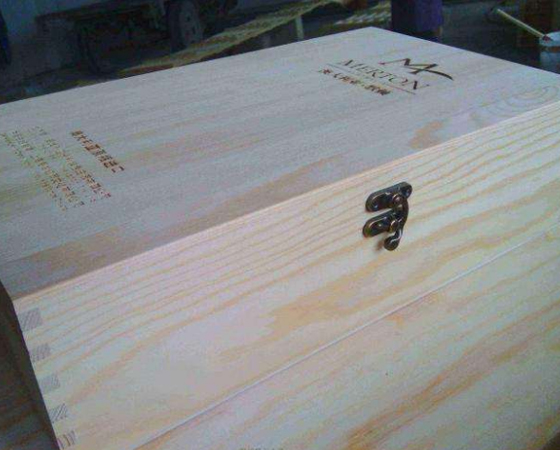 紅酒酒盒激光打標(biāo)機(jī)大氣美觀